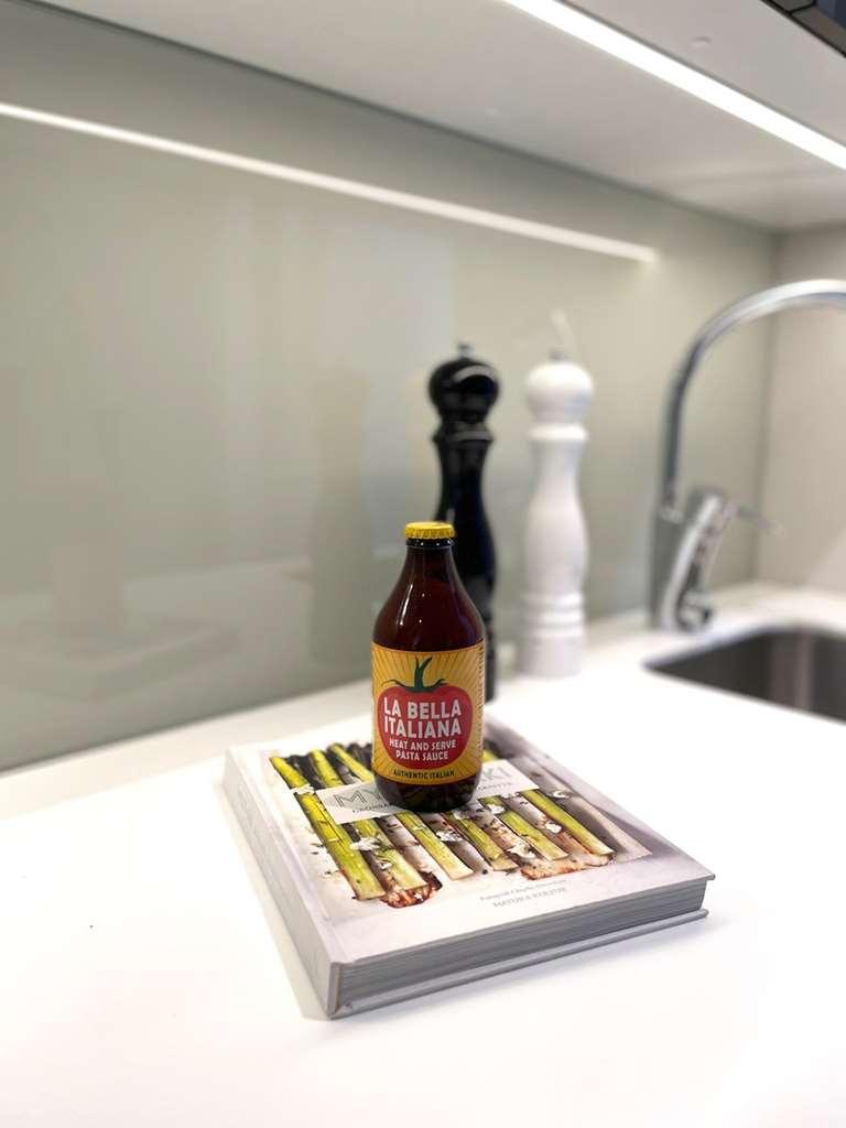 Biz Apartment Bromma Estocolmo Facilidades foto A bottle of tomato sauce
