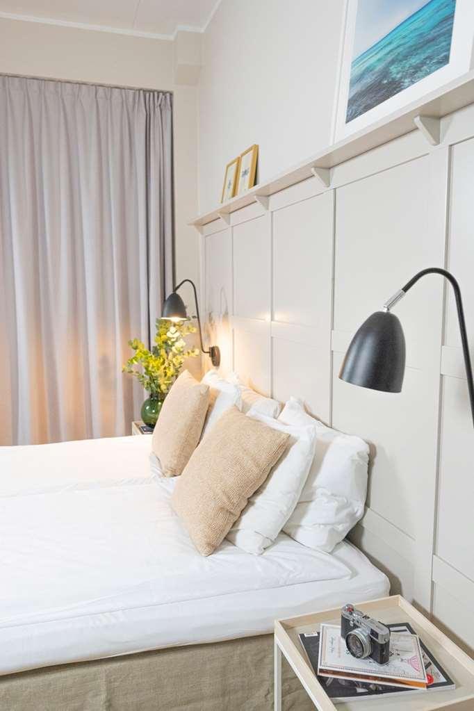 Biz Apartment Bromma Estocolmo Habitación foto A bed with cushions