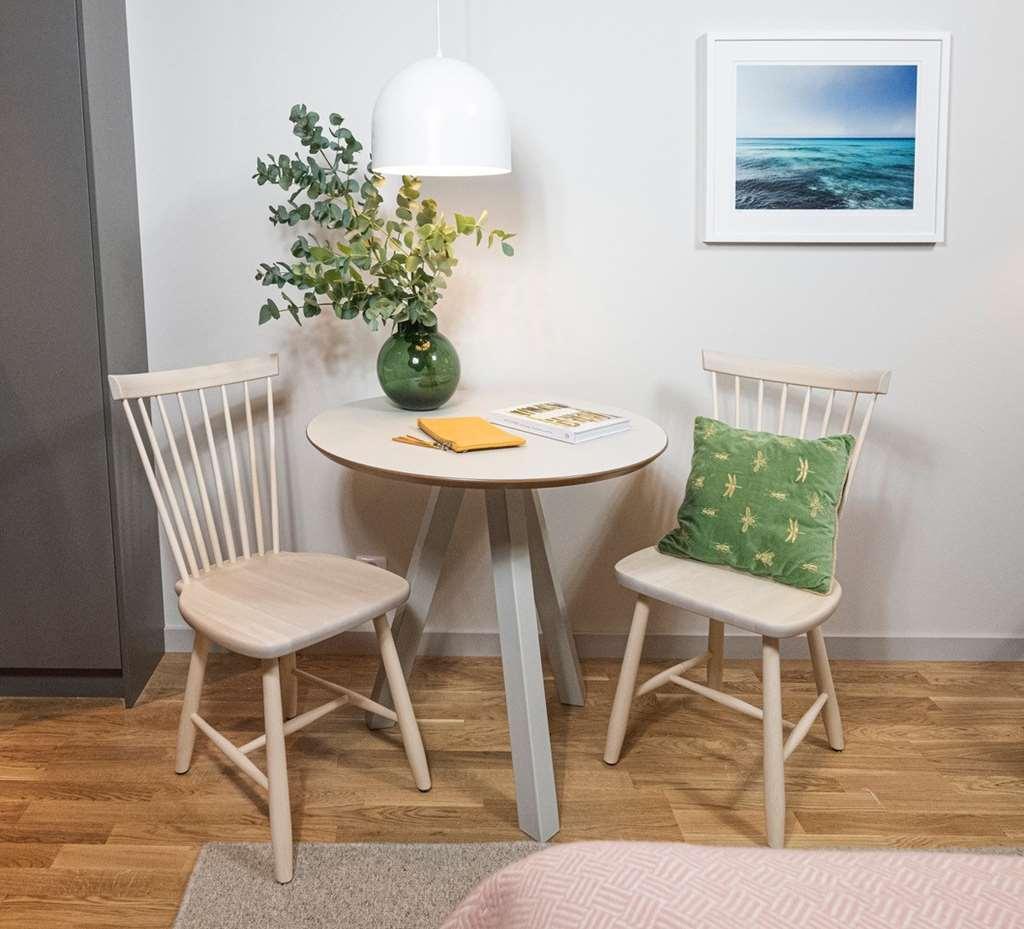 Biz Apartment Bromma Estocolmo Facilidades foto A small table with two chairs