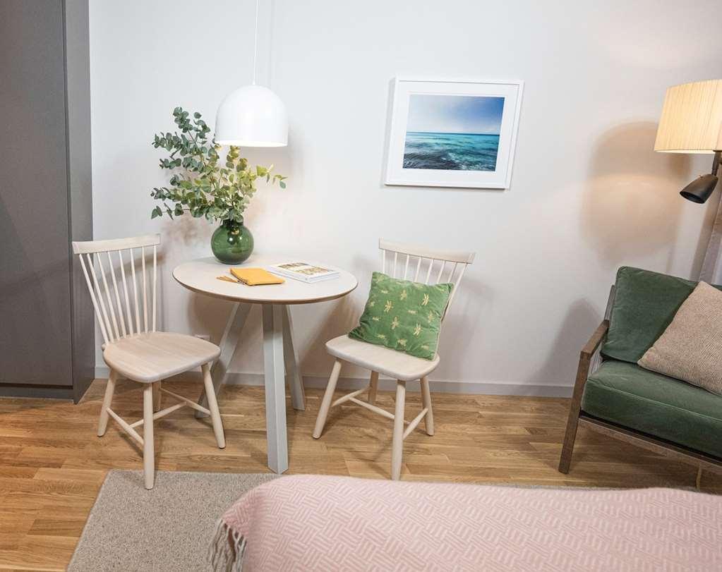 Biz Apartment Bromma Estocolmo Facilidades foto A small table and two chairs